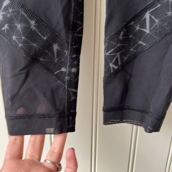 Lululemon Black Mesh Panel Leggings Size 2 - Picture 3 of 10